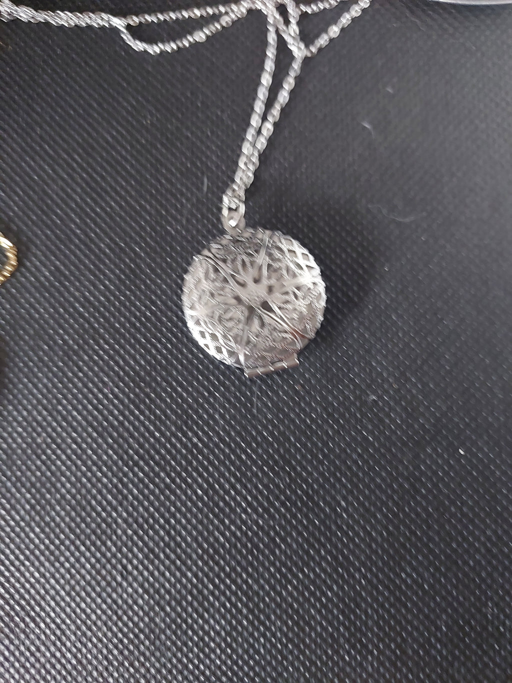 NECKLACE - Locket