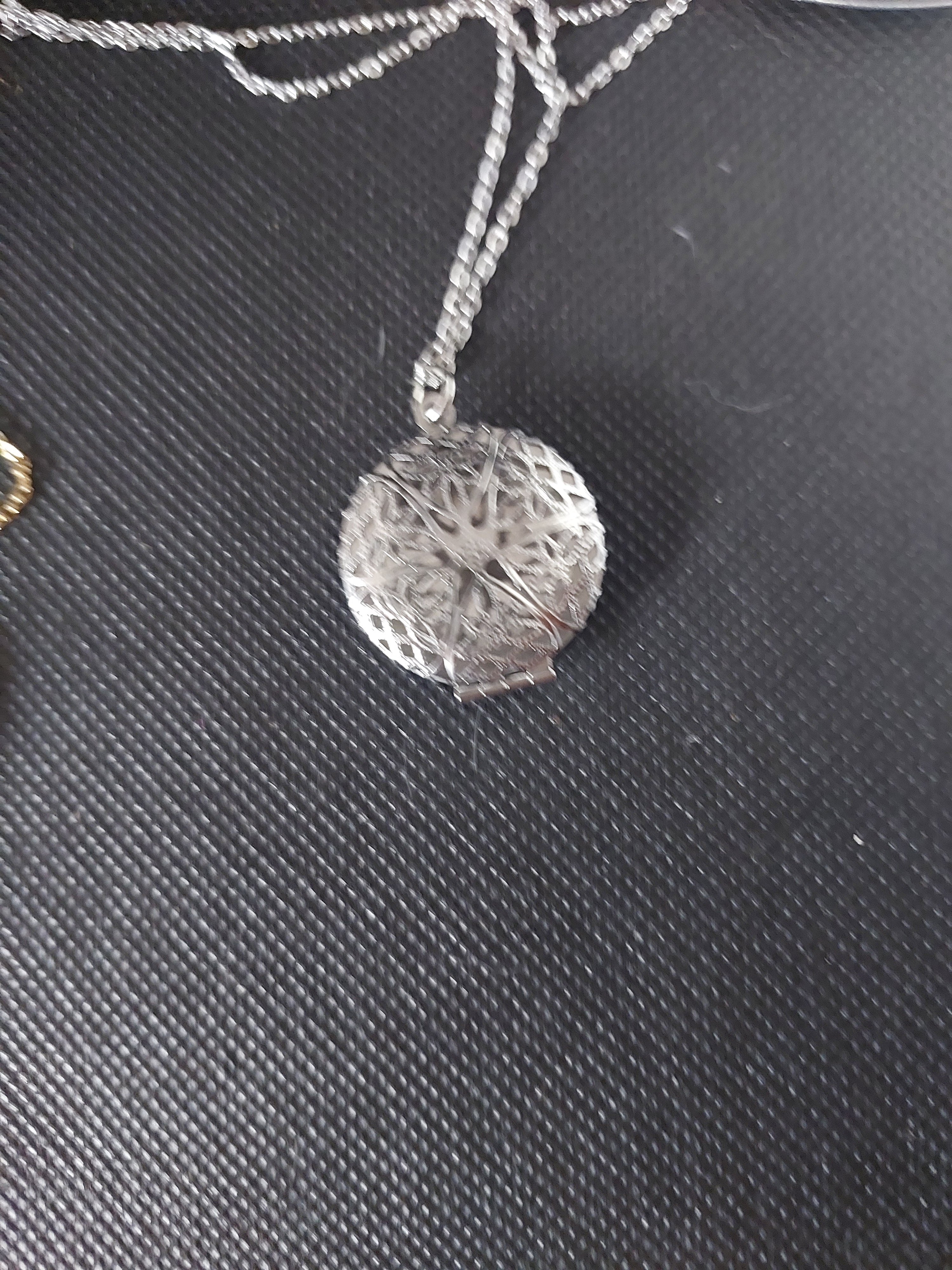 NECKLACE - Locket